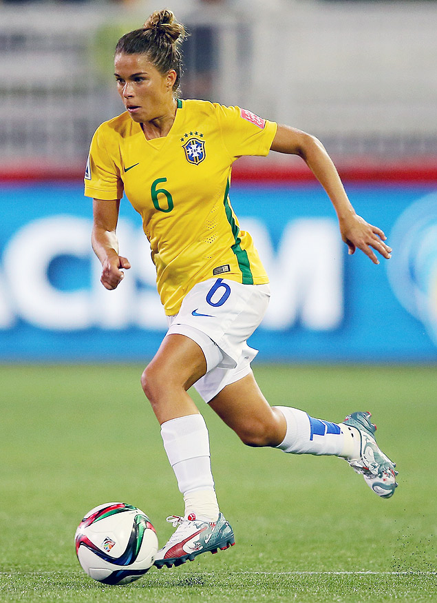 Tamires durante jogo da seleção brasileira na Copa do Mundo