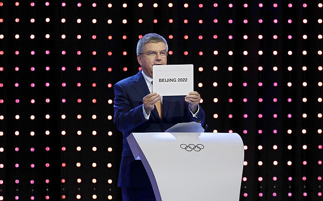 O presidente do COI, Thomas Bach, anuncia Pequim como a vencedora dos Jogos Olmpicos de Inverno-2022
