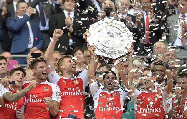 Equipe do Arsenal comemora a vitória na Community Shield 