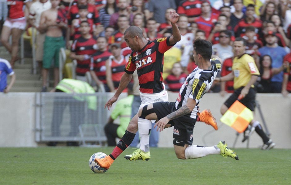 Emerson chuta para marcar durante jogo do Flamengo