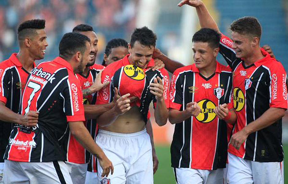 O zagueiro Guti (centro) comemora o gol que tirou o Joinville da lanterna do Brasileiro