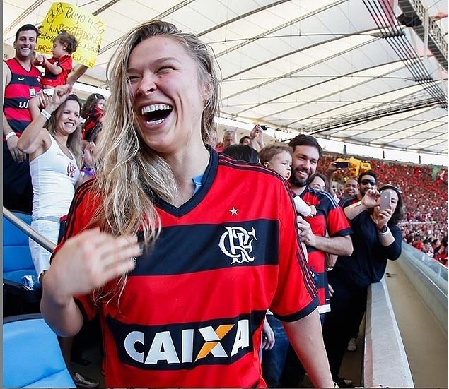 Ronda Rousey chega no Maracan com camisa do Flamengo