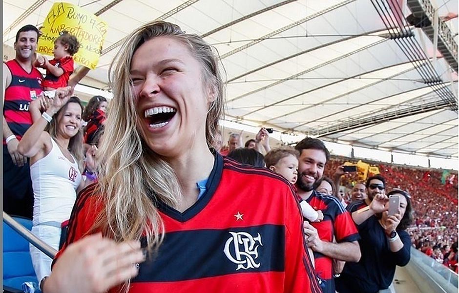 Ronda Rousey chega no Maracan com camisa do Flamengo