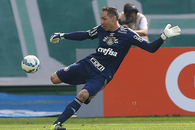 O goleiro Fernando Prass durante uma partida do Palmeiras