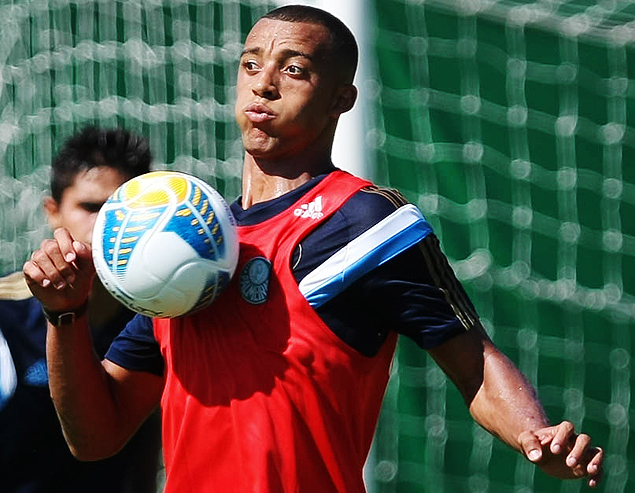 Vitor Hugo domina a bola durante treino do Palmeiras
