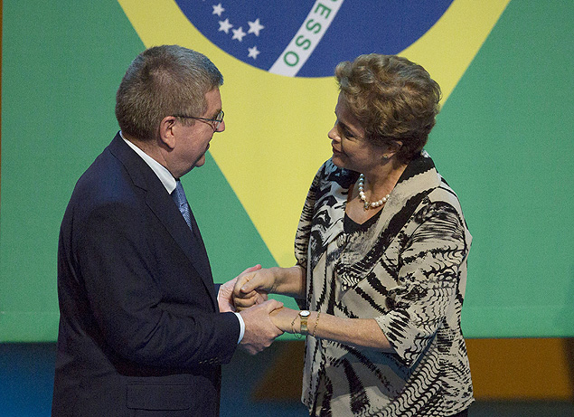 A presidente Dilma Rousseff cumprimenta o presidente do COI, Thomas Bach