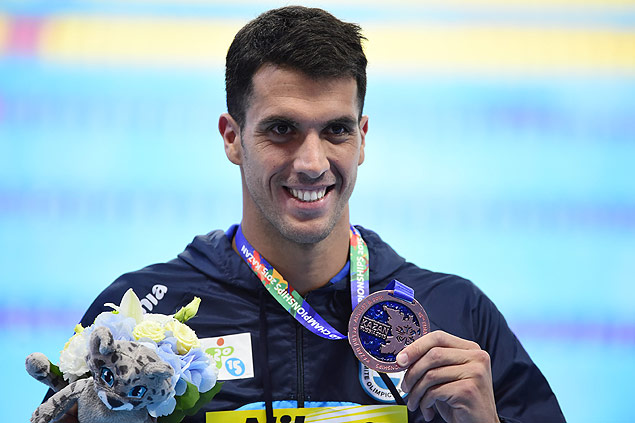 Argentina's Federico Grabich poses with his bronze medal during the podium ceremony for the men's 100m freestyle swimming event at the 2015 FINA World Championships in Kazan on August 6, 2015. AFP PHOTO / ALEXANDER NEMENOV ORG XMIT: RC001