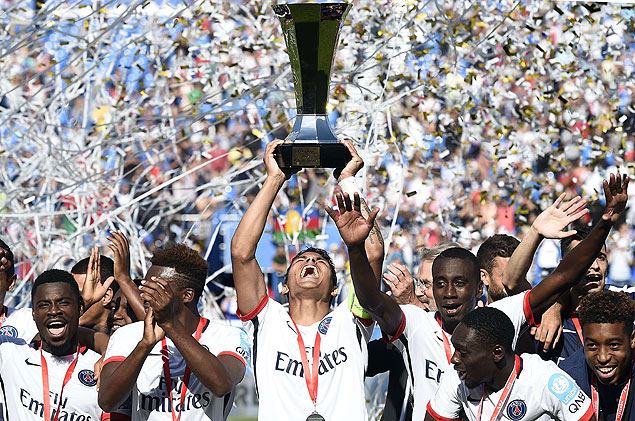 Thiago Silva ergue o trofu da Supercopa da Frana, torneio que abriu a temporada
