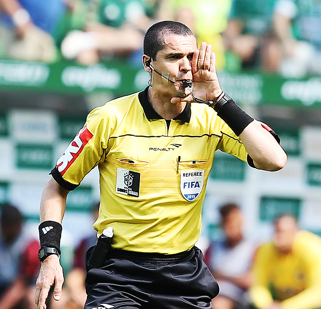 O árbitro Ricardo Marques Ribeiro durante o jogo entre Palmeiras e Atlético-PR