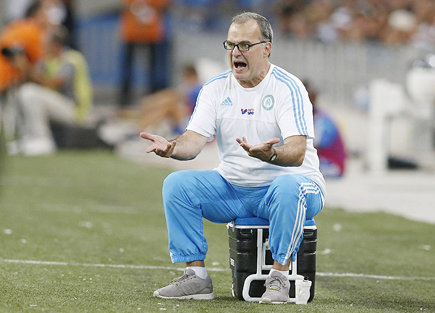 HOR101. Marseille (France), 08/08/2015.- Olympique Marseille Argentinean head coach Marcelo Bielsa gestures during the soccer league 1 match between Olympique Marseille and SM Caen, at Velodrome stadium, Marseille, Southern France, 08 August 2015. (Francia, Marsella) EFE/EPA/GUILLAUME HORCAJUELO ORG XMIT: HOR101