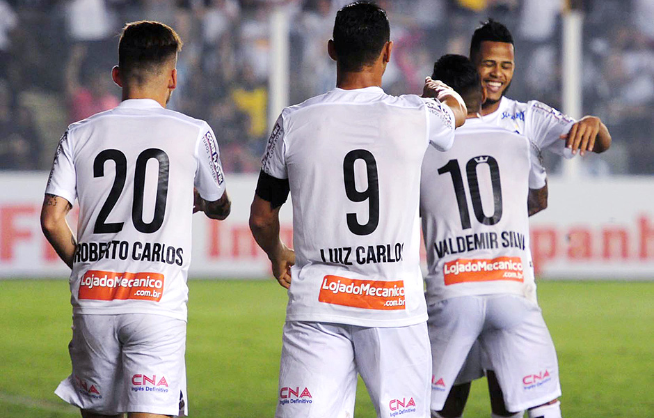 Jogadores do Santos comemoram um dos trs gols na vitria sobre o Coritiba