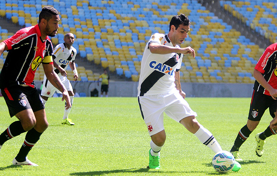 Hererra, do Vasco, tenta passar pela marcao dos jogadores do Joinville