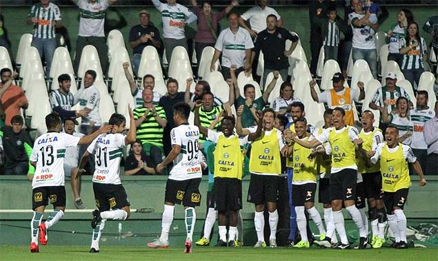 Jogadores do Coritiba comemoram gol contra o Palmeiras