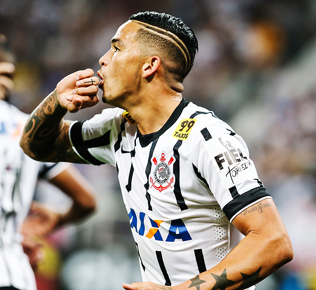 Luciano comemora gol marcado pelo Corinthians contra o Sport 
