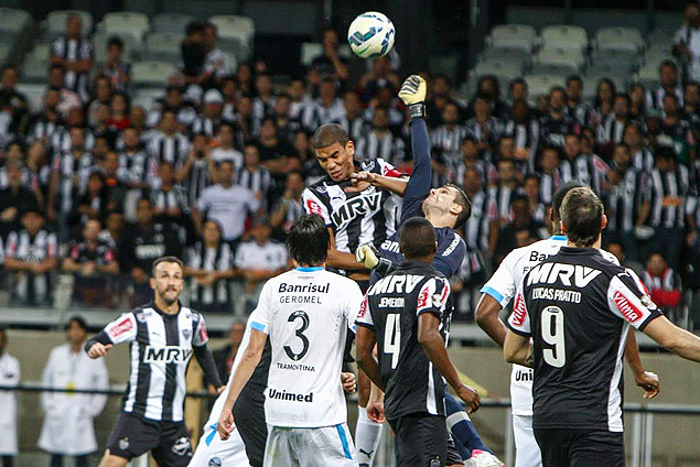 Jogadores de Grmio e Atltico-MG disputam bola no estdio do Mineiro