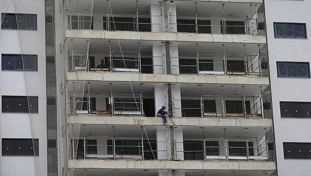 A man works inside a building under construction at the Rio 2016 Olympic Games athletes village in Rio de Janeiro, Brazil July 21, 2015. REUTERS/Ricardo Moraes ORG XMIT: RJO10