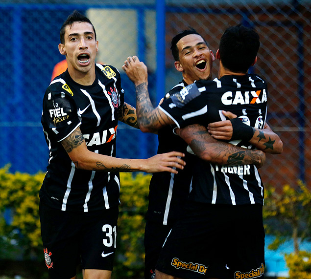 Luciano, Fgner e Rildo comemoram o gol marcado na vitria do Corinthians sobre o Ava