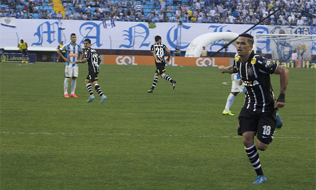 Luciano comemora gol marcado na vitria do Corinthians sobre o Ava