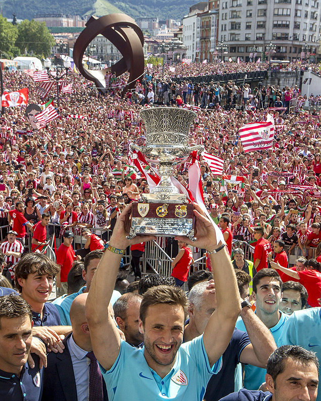 O capitão Carlos Gurpegui levanta o troféu da Supercopa em frente à câmara municipal de Bilbao