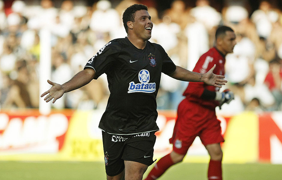 Ronaldo comemora um de seus dois gols marcados na final do Paulista-2009 