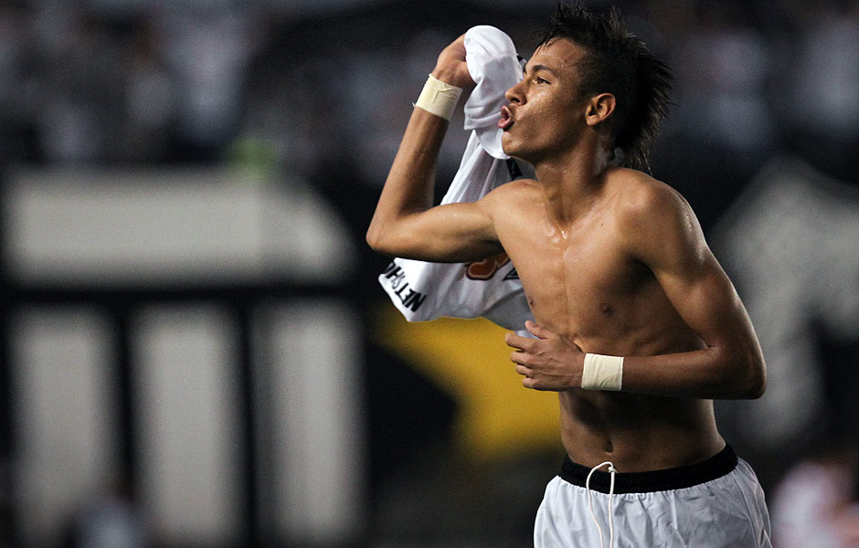 Neymar comemora gol marcado na vitria do Santos sobre o Corinthians na final do Paulista-2011