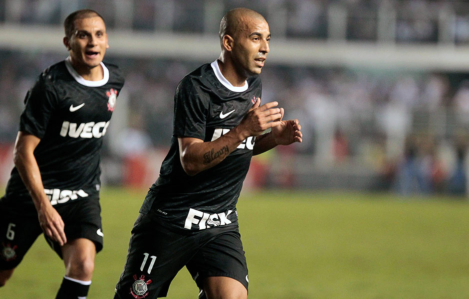 Emerson comemora gol marcado no primeiro jogo da semifinal da Libertadores-2012