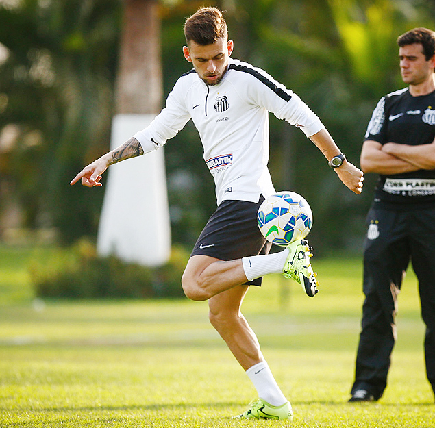 Lucas Lima controla a bola durante treino do Santos