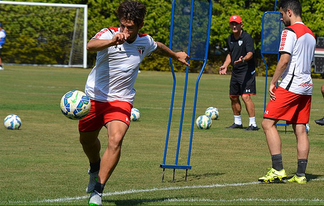 Alexandre Pato finaliza durante treino do So Paulo