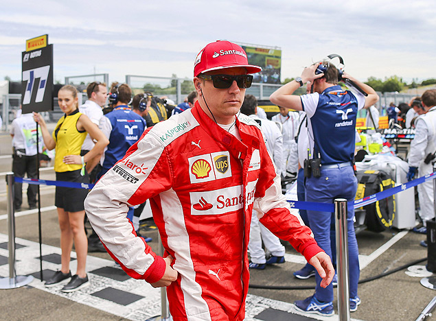 Raikkonen caminha pelo paddock em Hungaroring