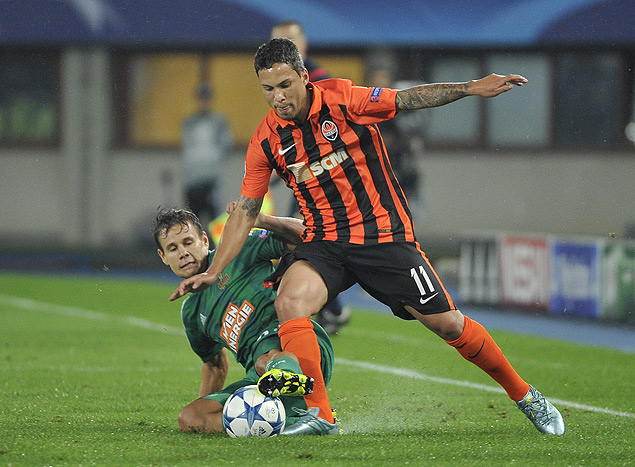 Rapid's Louis Schaub, left, and Shakhtar's Marlos challenge for the ball during their UEFA Champions League play-off first leg soccer match between SK Rapid Wien and FC Shakhtar Donetsk in Vienna, Austria, Wednesday, Aug. 19, 2015. (AP Photo/Hans Punz) ORG XMIT: XPZ106
