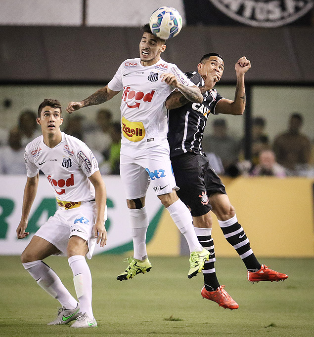 Zeca (c) disputa jogada area durante clssico contra o Corinthians