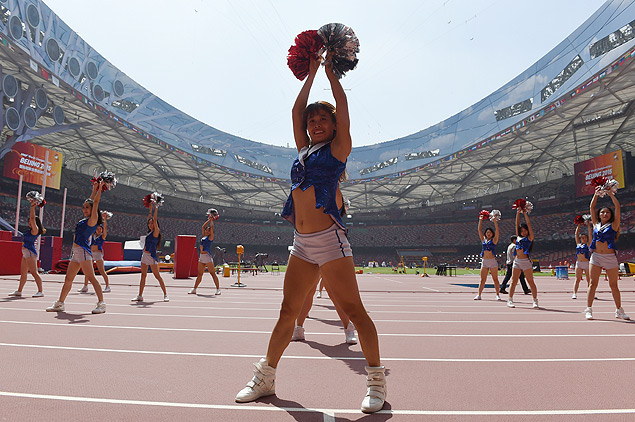 Cheerleaders rehearse on the track at the Bird's Nest National Stadium ahead of the IAAF Athletics World Championships in Beijing on August 20, 2015. The Athletics World Championships will be held at the stadium from August 22 to 30. AFP PHOTO / GREG BAKER ORG XMIT: GB3957