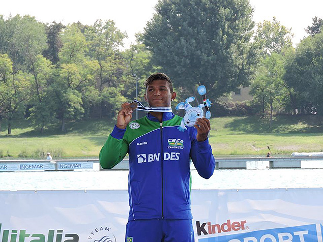 Isaquias Queiroz mostra a medalha de bronze conquistada na categoria C1 200 m no Mundial da Itlia