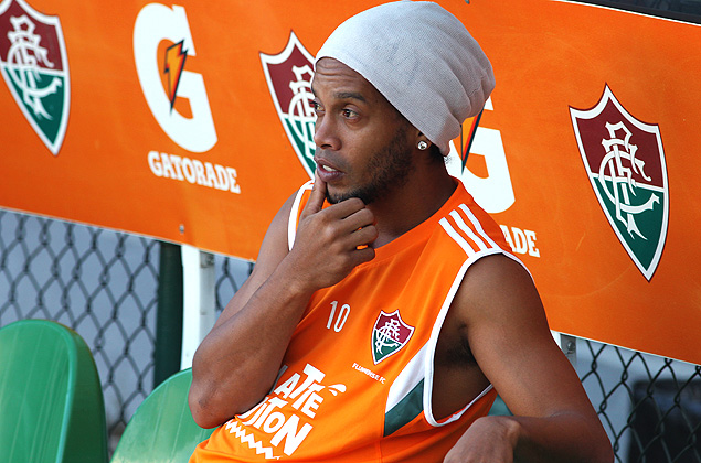 Ronaldinho observa treino do Fluminense