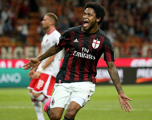 Luiz Adriano comemora gol pelo Milan em torneio amistoso
