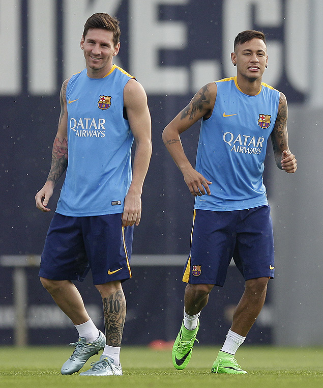 Após caxumba, Neymar aparece ao lado de Messi no treino do Barcelona