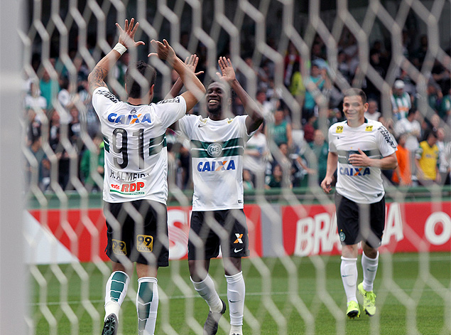 Coritiba vence a Chapecoense com gol de Henrique Almeida e segue reao no Brasileiro