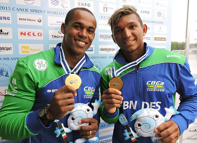 Isaquias e Erlon exibem a medalha de ouro na categoria C2 1.000 m conquistada no Mundial de Milo