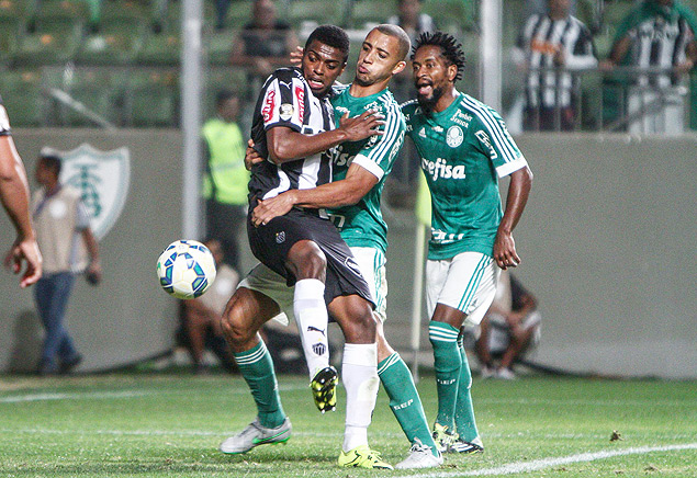 Jemerson disputa bola com Vitor Hugo, do Palmeiras, durante jogo pelo Campeonato Brasileiro
