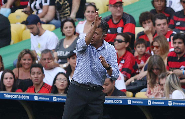 Osorio gesticula durante jogo do So Paulo contra o Flamengo LEIA MAIS