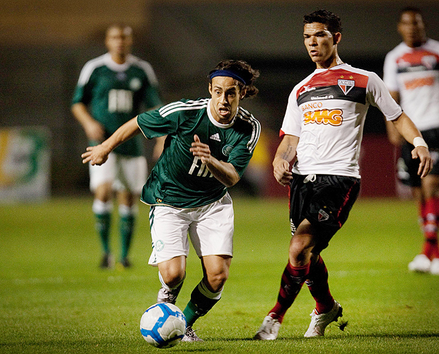 Valdivia tenta escapar da marcao em jogo entre Palmeiras x Atltico-GO, pelo Brasileiro-2010