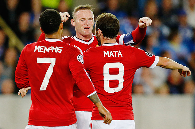 Football - Club Brugge v Manchester United - UEFA Champions League Qualifying Play-Off Second Leg - Jan Breydel Stadium, Bruges, Belgium - 26/8/15 Wayne Rooney celebrates wtih team mates after scoring the third goal for Manchester United and completing his hat trick Action Images via Reuters / Carl Recine Livepic EDITORIAL USE ONLY. ORG XMIT: UKWFBp