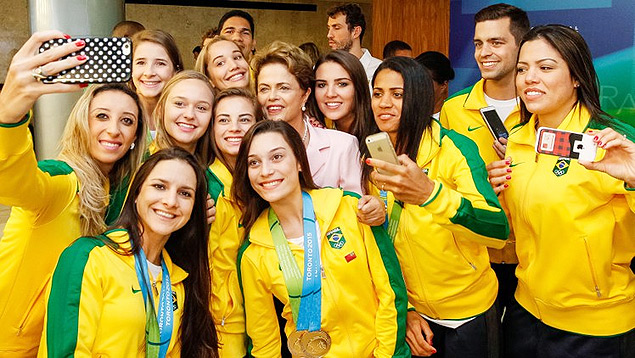  Dilma (de rosa) posa com atletas que foram aos jogos Pan-Americanos e Parapan-Americanos