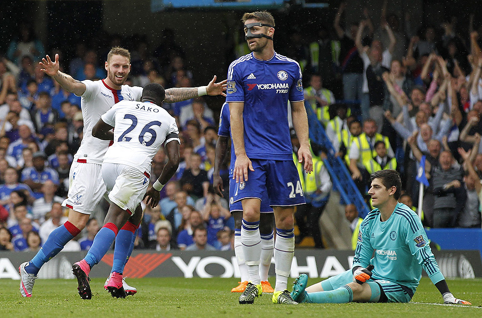 Jogadores do Chelsea lamentam gol marcado por Sako na derrota para o Crystal Palace