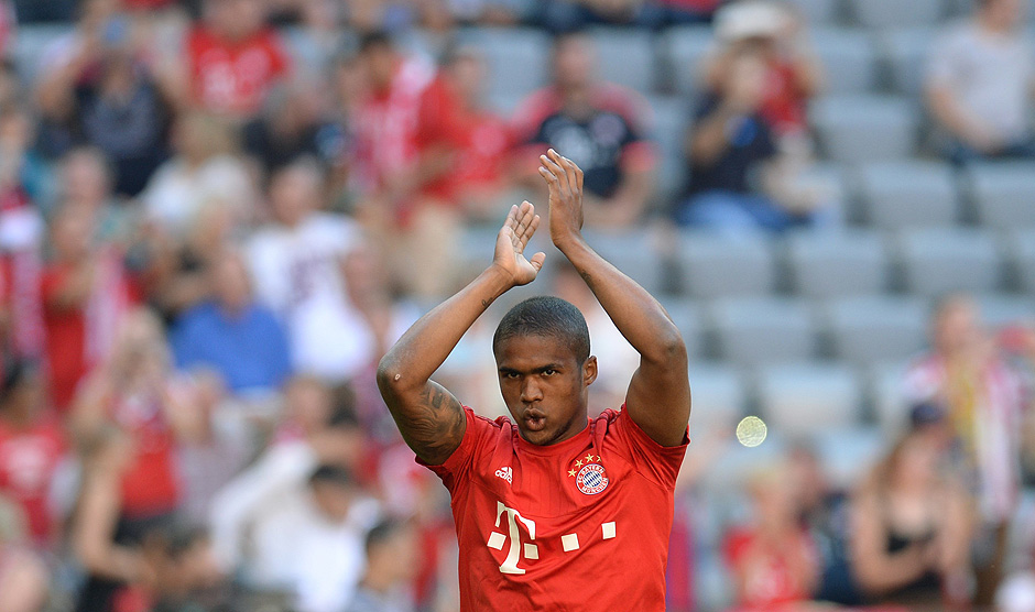 Douglas Costa  aplaudido aps a vitria do Bayern de Munique sobre o Leverkusen