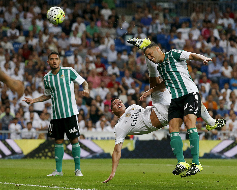 James Rodriguez, do Real Madrid, faz gol de bicicleta na goleada sobre o Betis