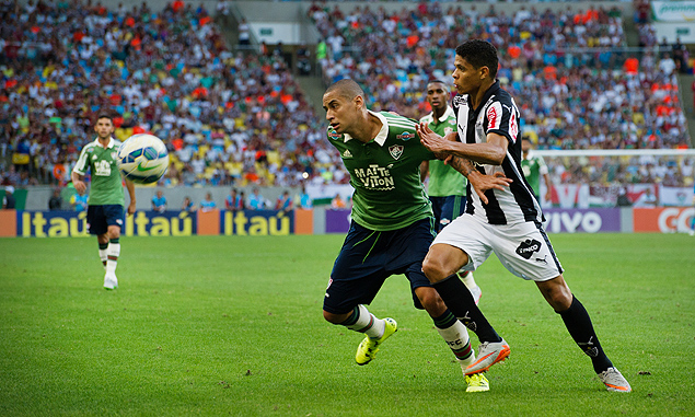 Jogadores de Fluminense e Atltico-MG disputam bola em jogo vlido pela 21 rodada do Brasileiro