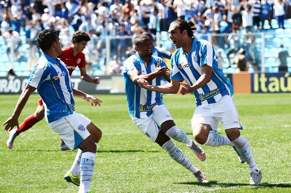 Lo Gamalho comemora um dos gols do Ava na vitria sobre o Internacioanal