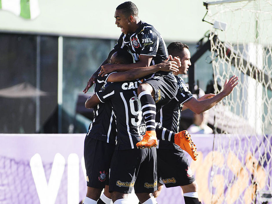 Jogadores do Corinthians comemoram gol diante da Chapecoense em jogo vlido pela 21 rodada do Campeonato Brasileiro