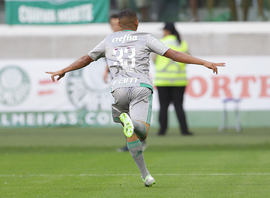 O jogador do Palmeiras Gabriel Jesus comemora gol contra o Joinville pela 21 rodada do Campeonato Brasileiro